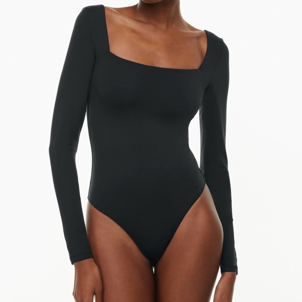 Aritzia Babaton Contour Squareneck Longsleeve Bodysuit